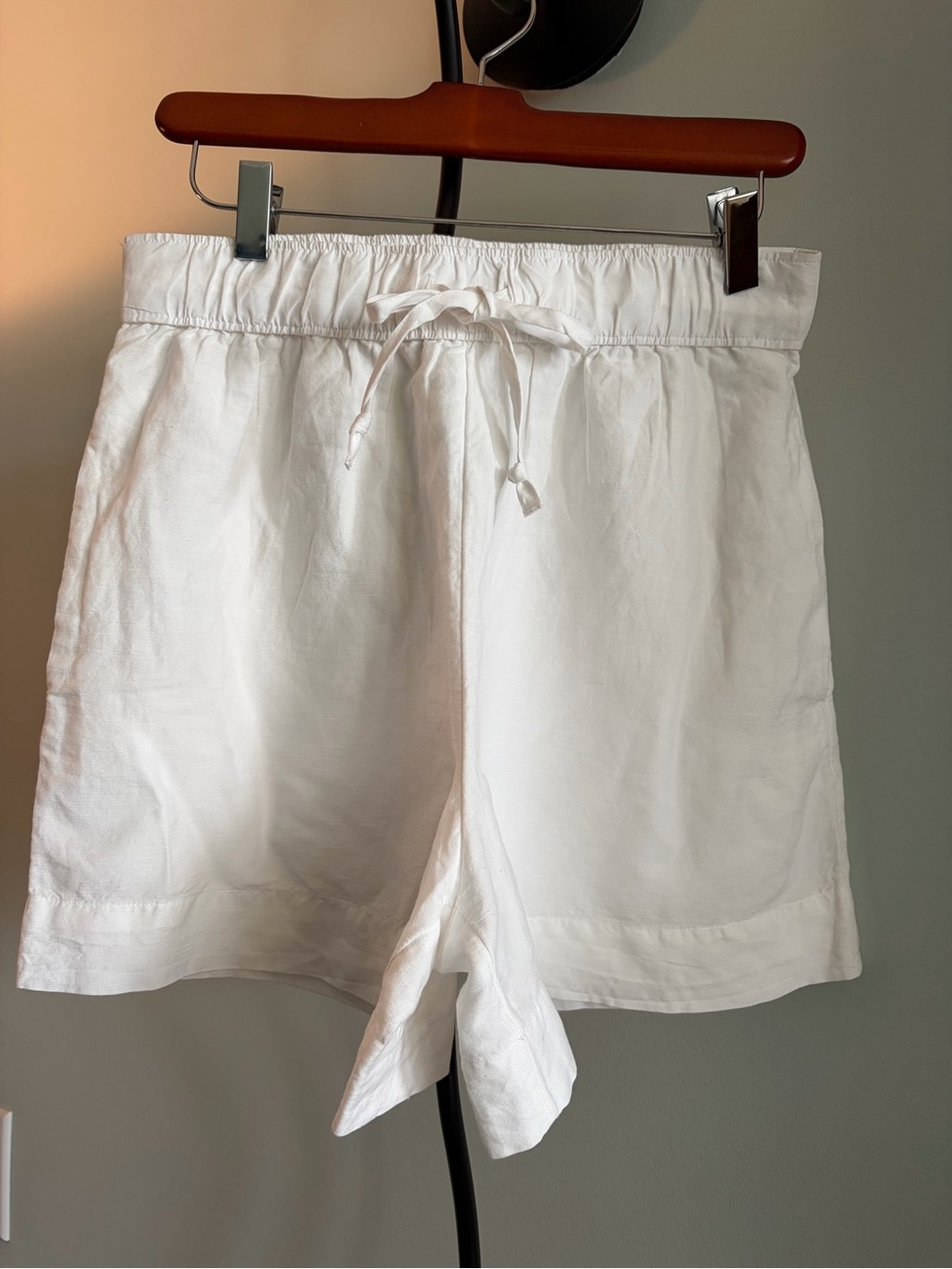 VINEYARD VINES
LINEN TIE WAIST SHORTS